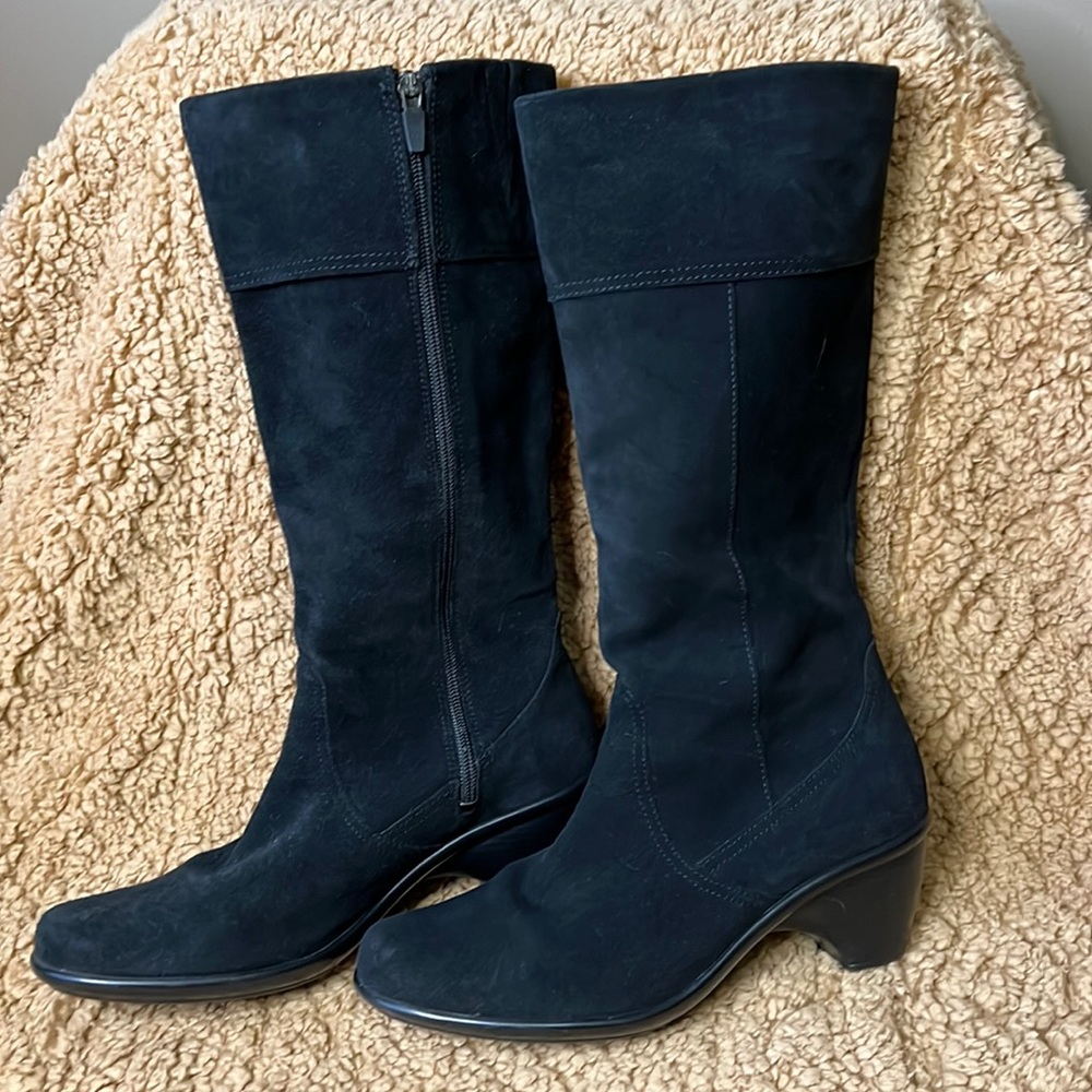 Dansko tall cuffed black sueded leather boots. Women’s 11/42